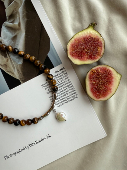 Колье из тигрового глаза и натуральной барочной жемчужиной