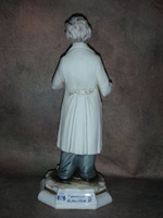 Статуэтка. Фарфор. Ветеринар. Capodimonte. Италия