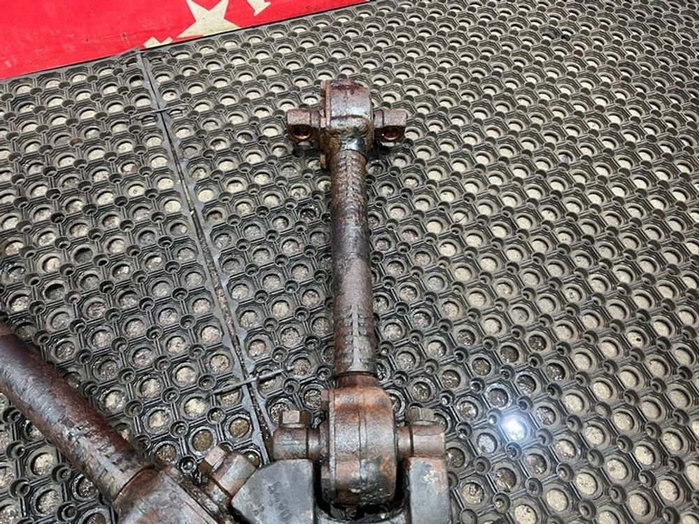 Кронштейн тяги реактивной в сборе