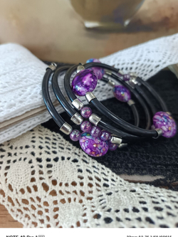 Нежный жемчужный браслет со стеклянным тюльпаном