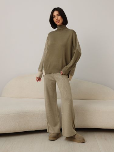 Костюм женский из кашемира цвета хаки