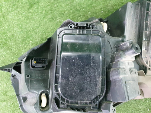 Битая Фара правая Peugeot Traveller (2016-н.в.) галоген