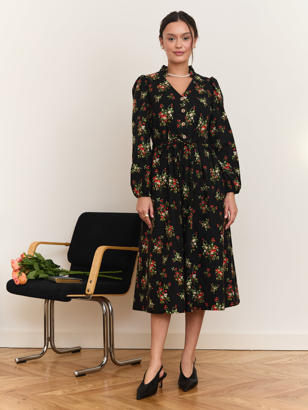 Платье с воротником стойкой