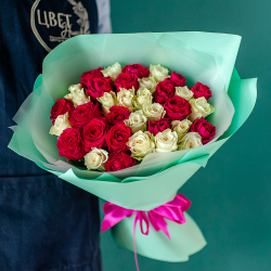 Бело-малиновый микс из 35 кенийских роз