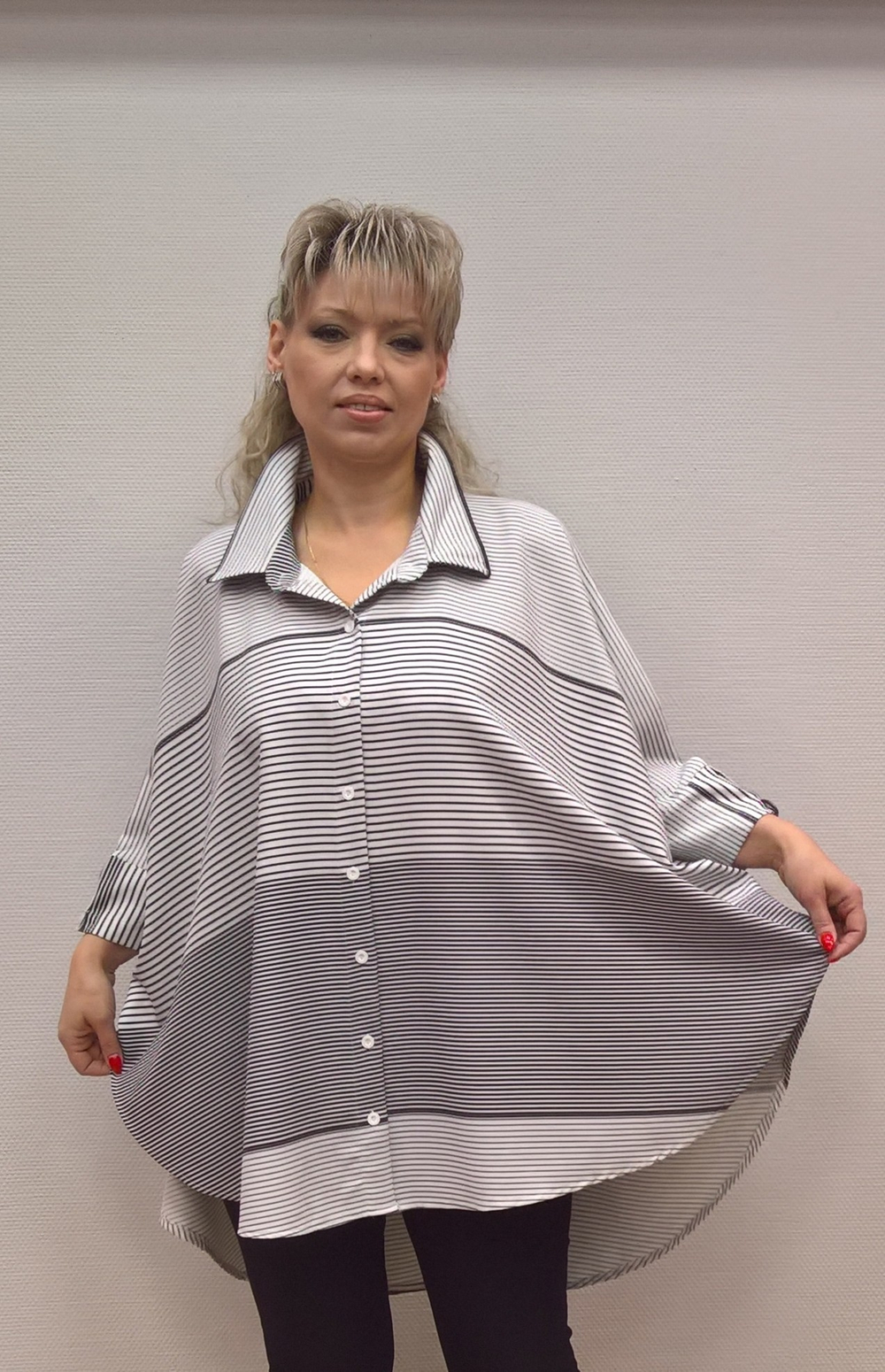 Блузон-пончо в полоску с полукруглым низом