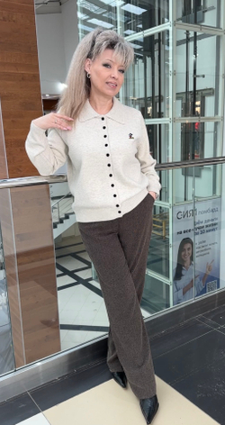Светлый жакет на черных пуговках
