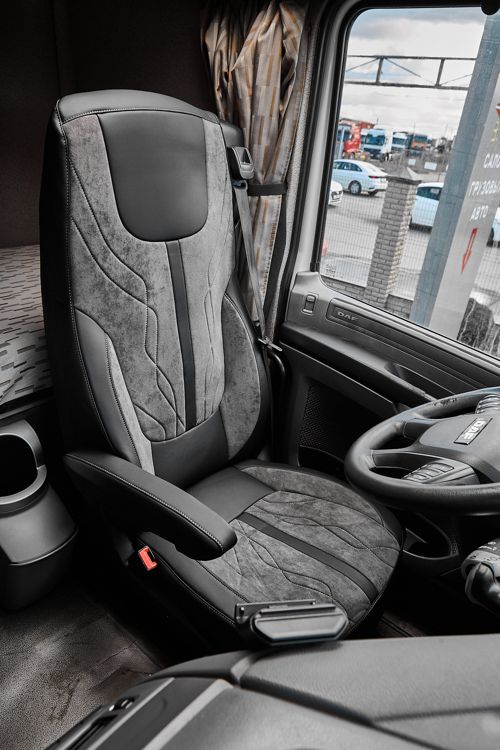 Чехлы Люкс DAF XF 106 (экокожа, черный цвет, серая вставка)