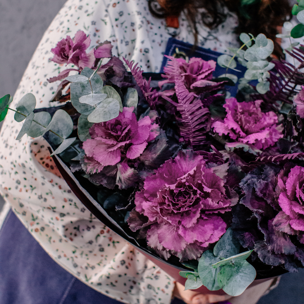 54. Дерзкий насыщенный букет с брассикой