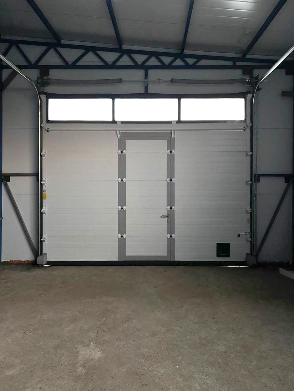 Секционные ворота с калиткой