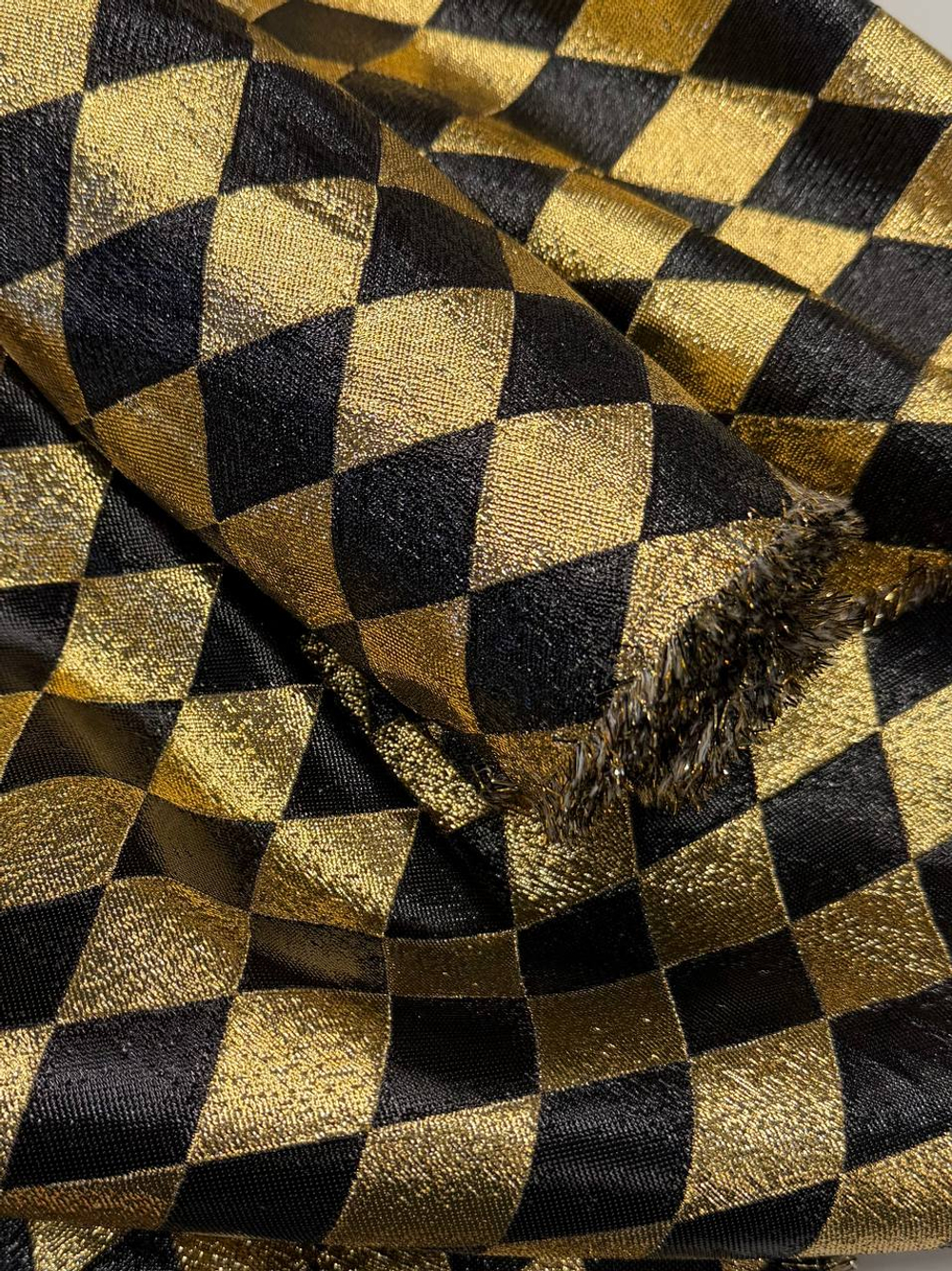 Жаккард шелк с люрексом Gucci в черно-золотые ромбы