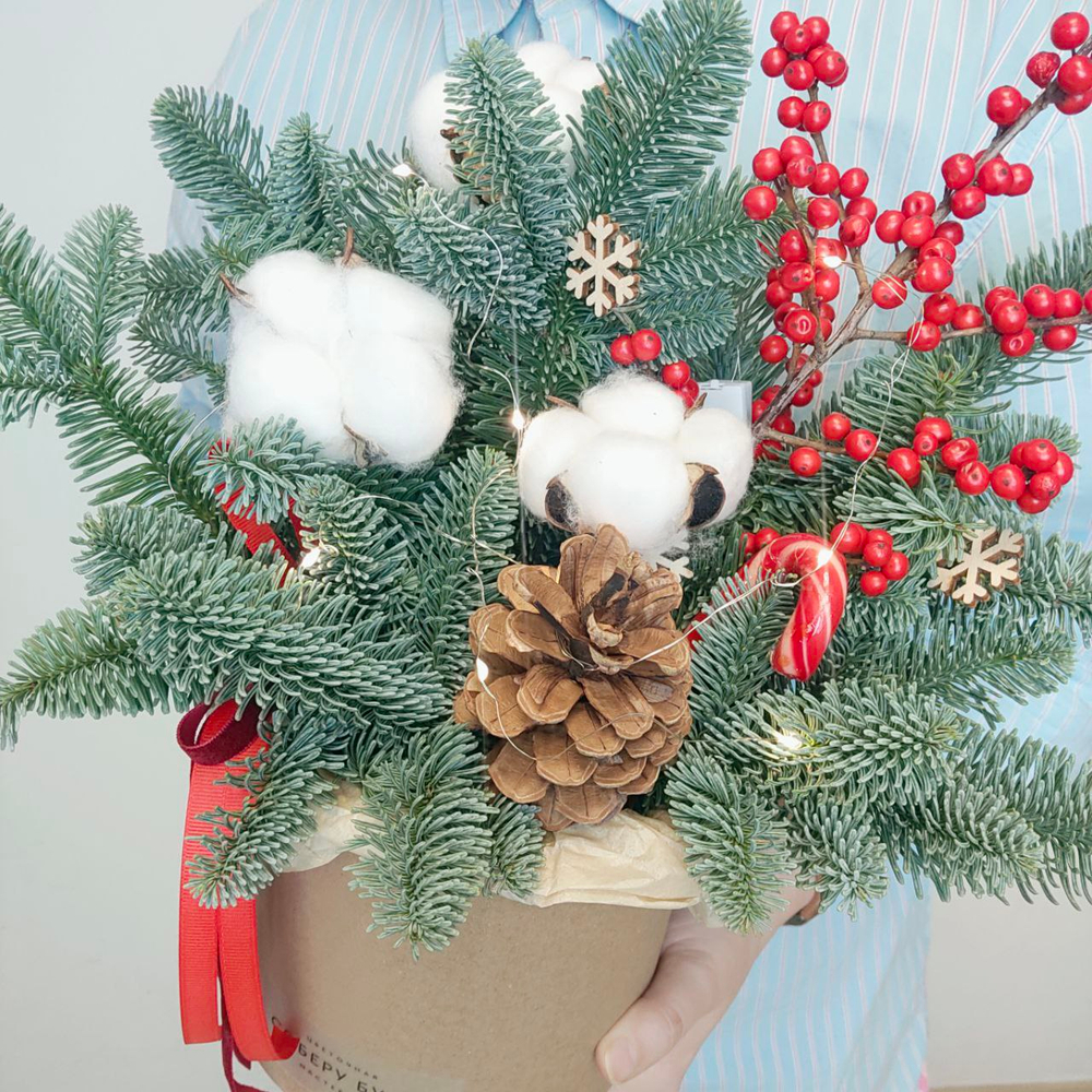 Новогодняя композиция в шляпной коробке с гирляндой