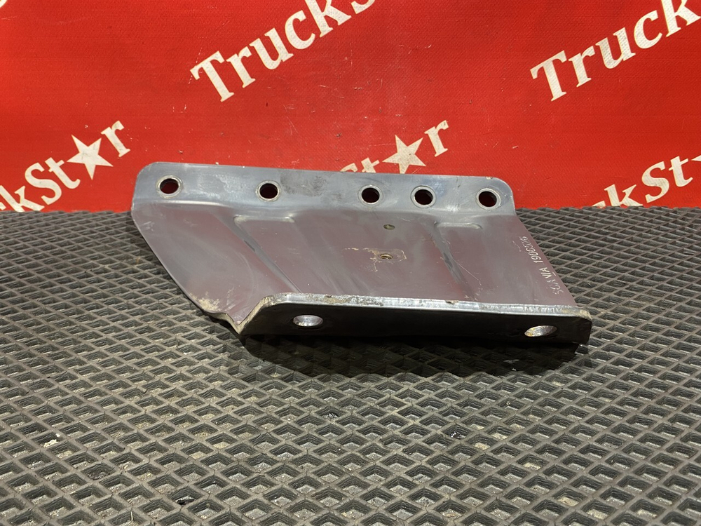 Кронштейн траверсы передний правый 2017г.