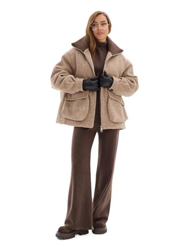 Бежевая куртка с накладными карманами