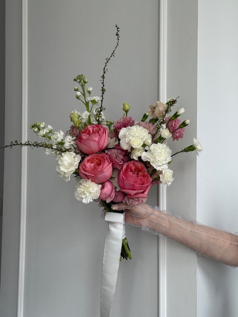 Свадебный букет из ярких роз, диантусов и маттиолы