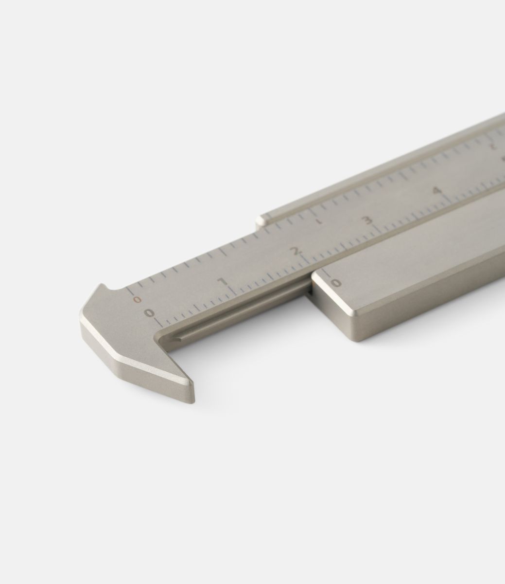 RU01 Titanium — штангенциркуль-линейка из титана
