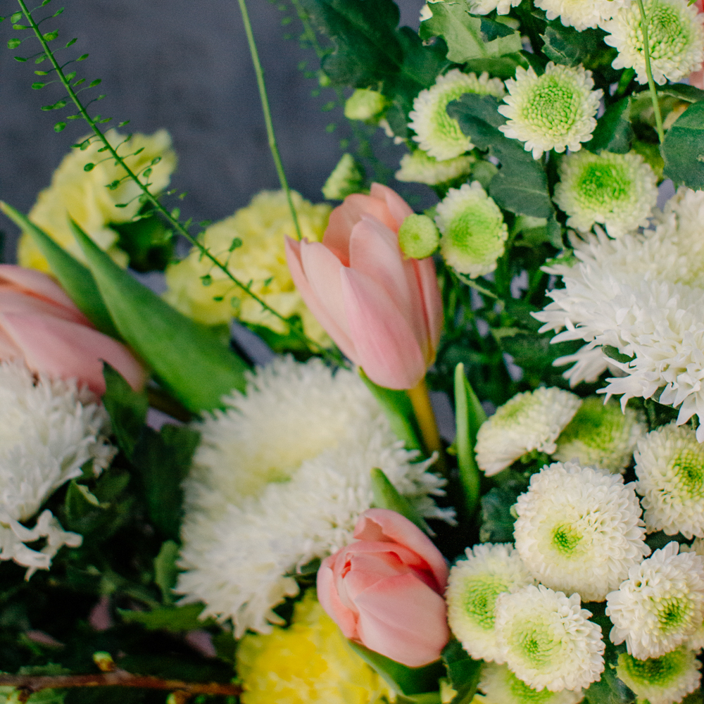 132. Весенний стойкий букет с тюльпанами и ветками вишни