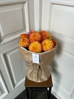 Авторский букет из георгин в оранжевом оттенке