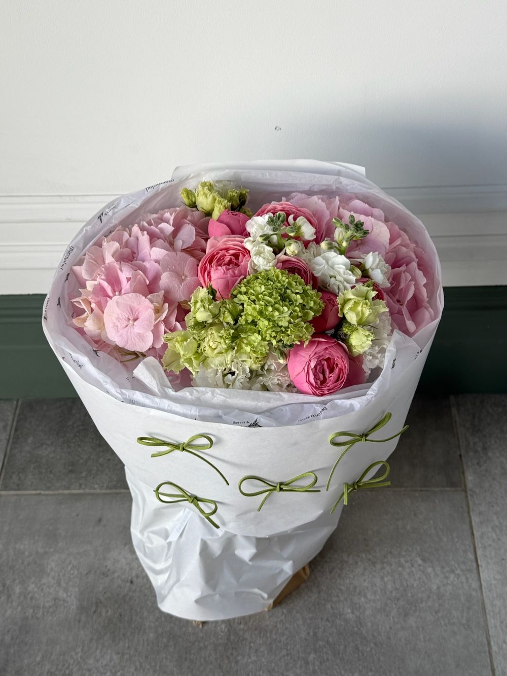 Букет из гортензии, кустовых пионовидных роз, лизиантуса и вибурнума