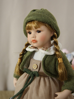 Кукла фарфоровая 12' на подставке