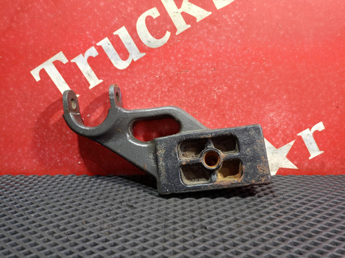 Кронштейн амортизатора переднего левый