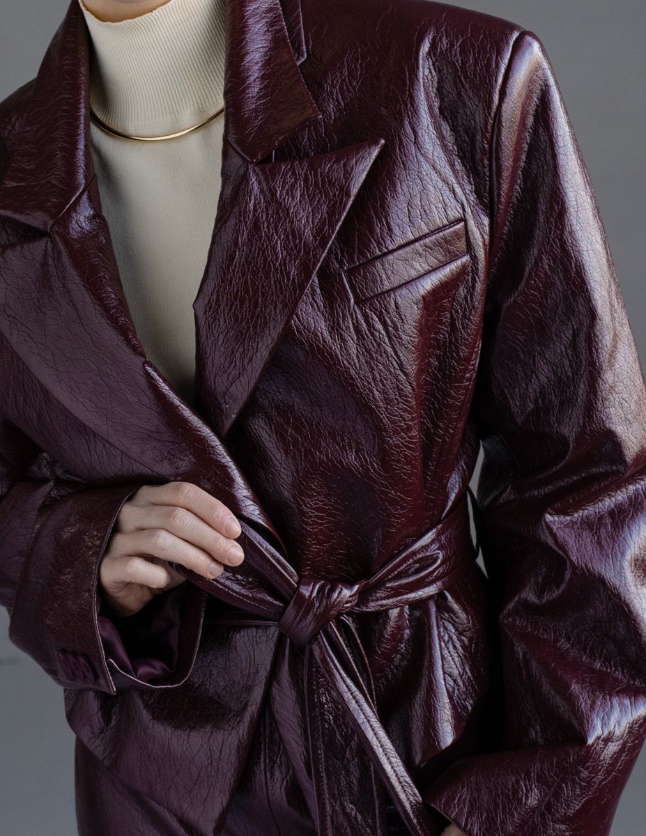 Жакет из экокожи укороченный с поясом бордовый