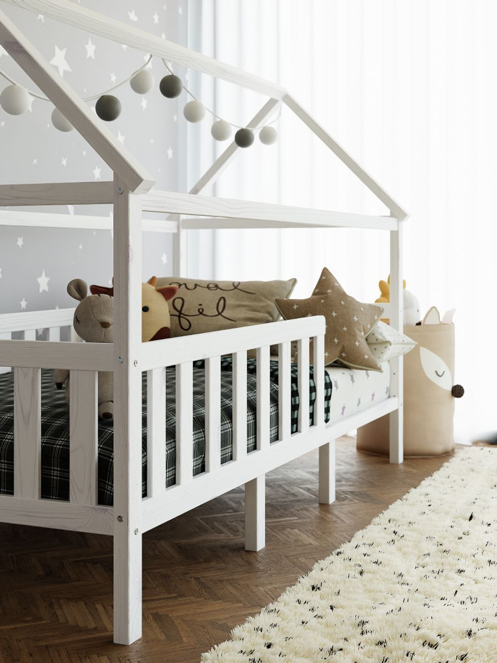 Одноярусная кровать Домик из массива сосны в белом цвете