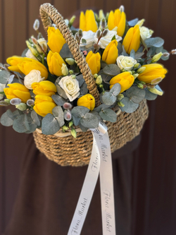 Весенняя корейская корзина из желтых тюльпанов, нежного лизиантуса и эвкалипта от Флора Маркет