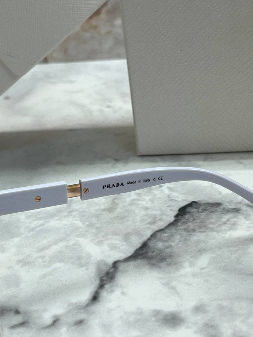Солнцезащитные очки Prada