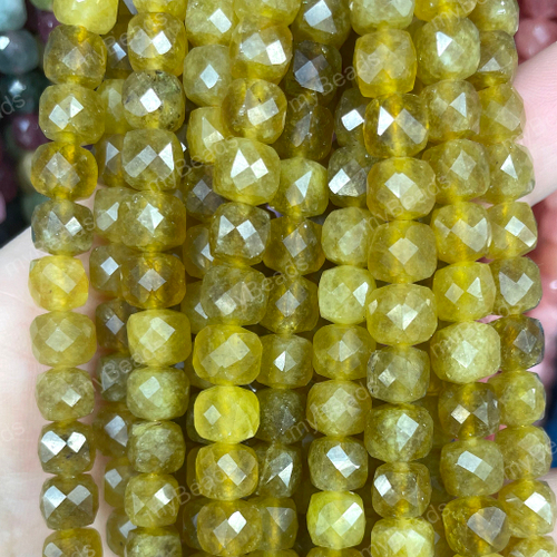 Кварц горчичный 8 мм, граненые бусины - кубики (нить 38 см)