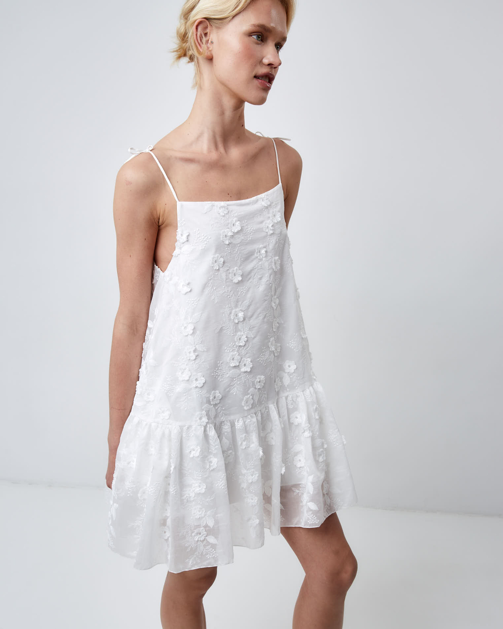 Сарафан из хлопкового шитья белый