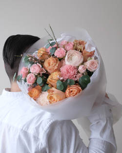 Букет с ранункулюсом, кустовыми розами и генистой