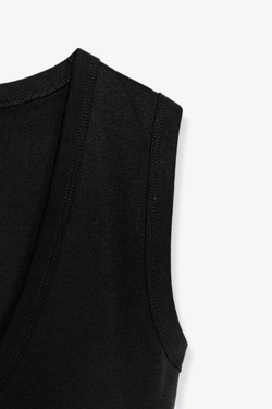 ZARA ФУТБОЛКА С V-ОБРАЗНЫМ ВЫРЕЗОМ, ЧЕРНЫЙ