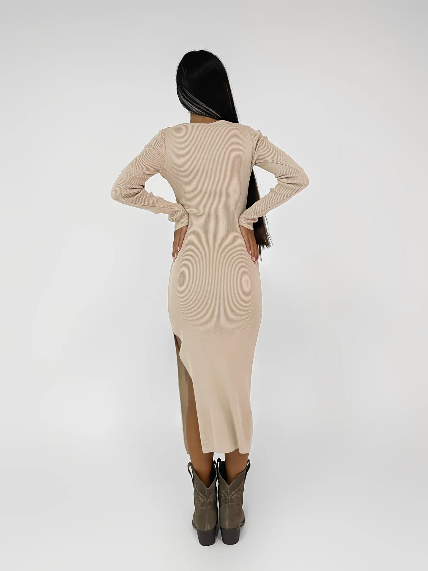 Платье-лапша удлиненное бежевое с завязками и вырезом на животе с длинным рукавом однотонное недорого