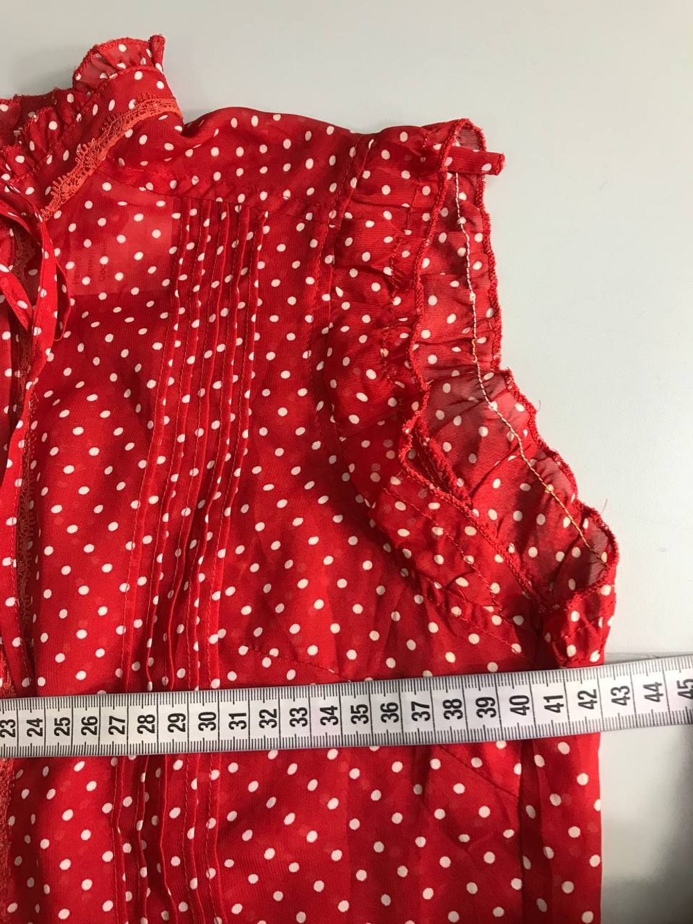 Блузка классная, хоть немного наивного вида, за счет гороха и оборок, маркировка 8, визуально 42 размер