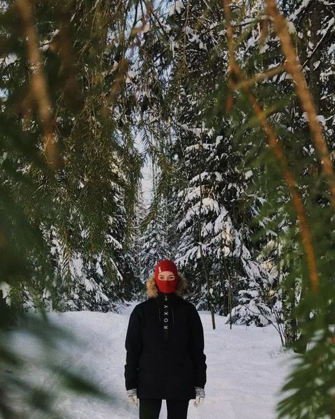 Ира в заснеженном лесу