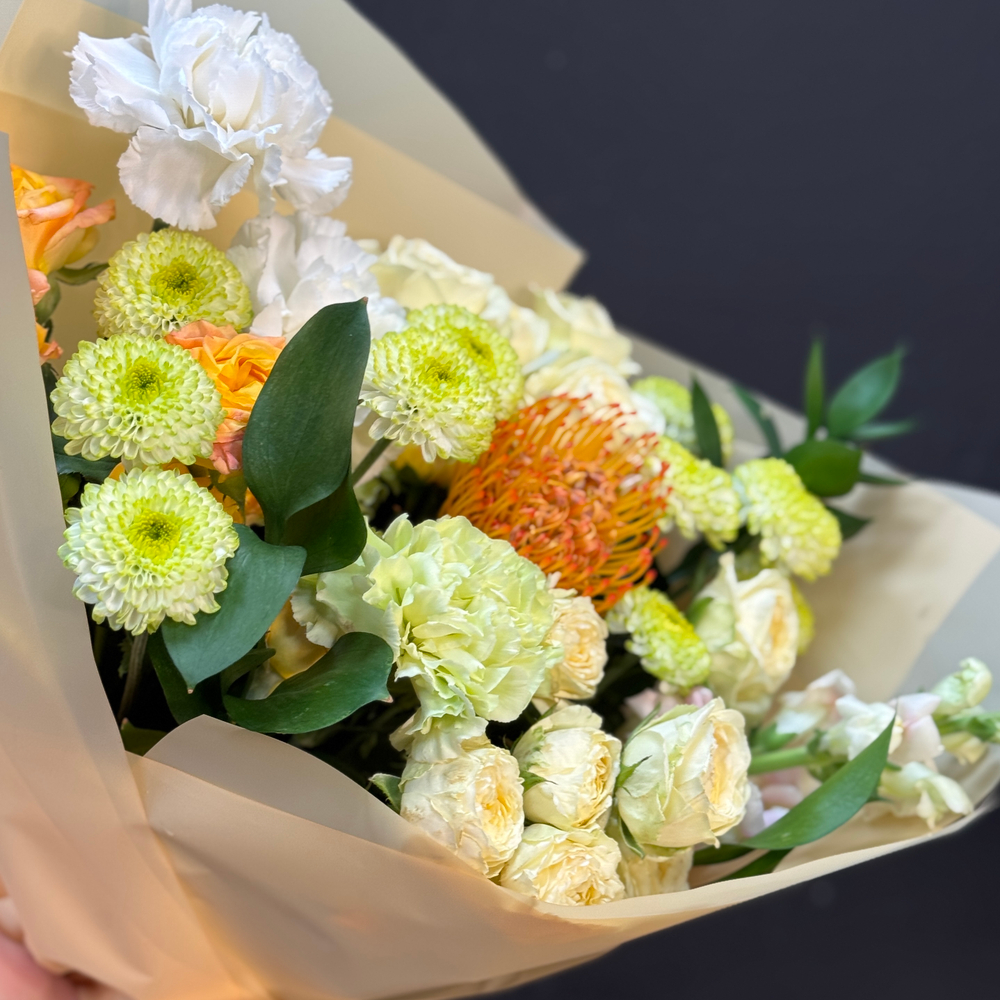 Букет из сортовых хризантем, кустовой розы и нутана