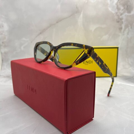 Солнцезащитные очки Fendi