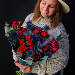 48. Завораживающий дуо-букет с розой и эрингиумом