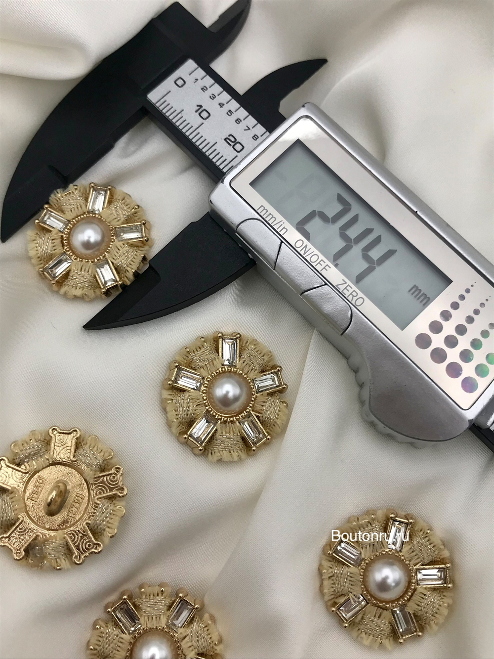 Пуговицы золотые со стразами и жемчугом в форме цветка с твидовой желтой тесьмой