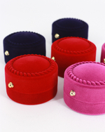 Упаковка круглая с бархатной поверхностью для кольца