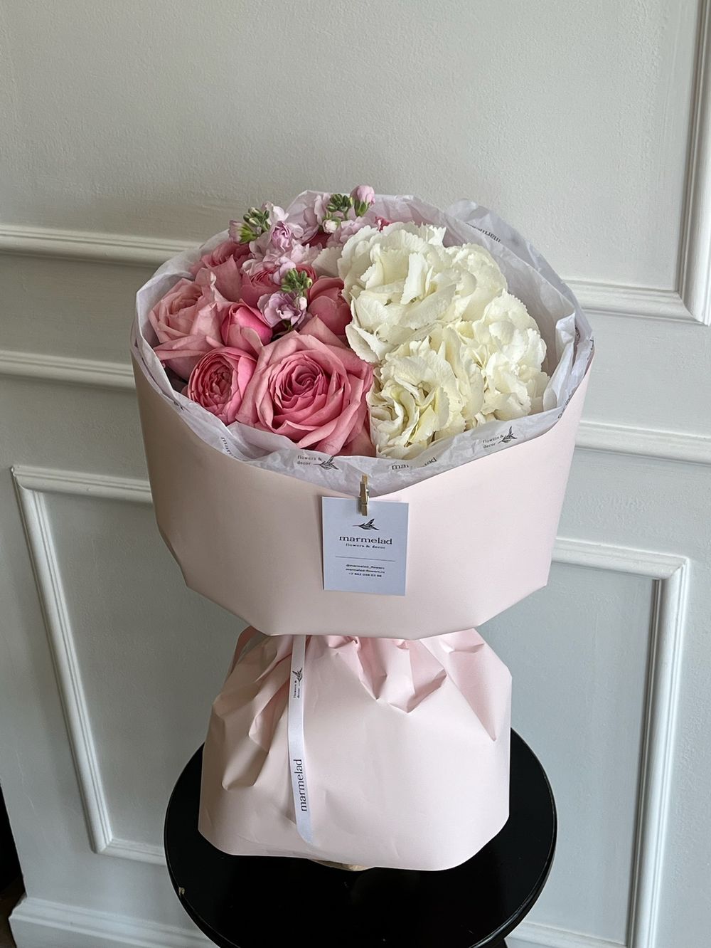 Букет из гортензии, маттиолы, одноголовой и кустовой пионовидной розы