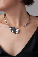 Колье-обруч Flora Belissima ассиметричный плоский лепесток, оттенок серебро