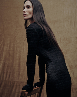 Платье из жатой атласной ткани