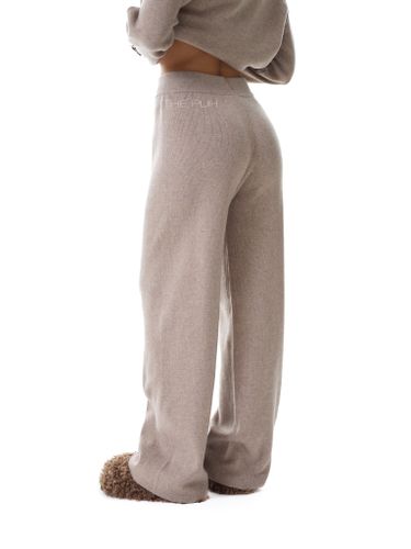 Трикотажный костюм с брюками цвета капучино