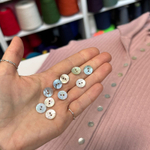 Пуговицы перламутровые из натуральной раковины диаметр 1,0 - 1,1 см; 2 отверстия; цвет: серо-серебристые; бело-серебристые