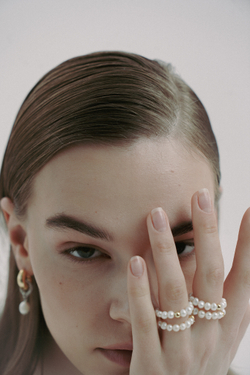 Кольцо- натуральный жемчуг, золотой элемент