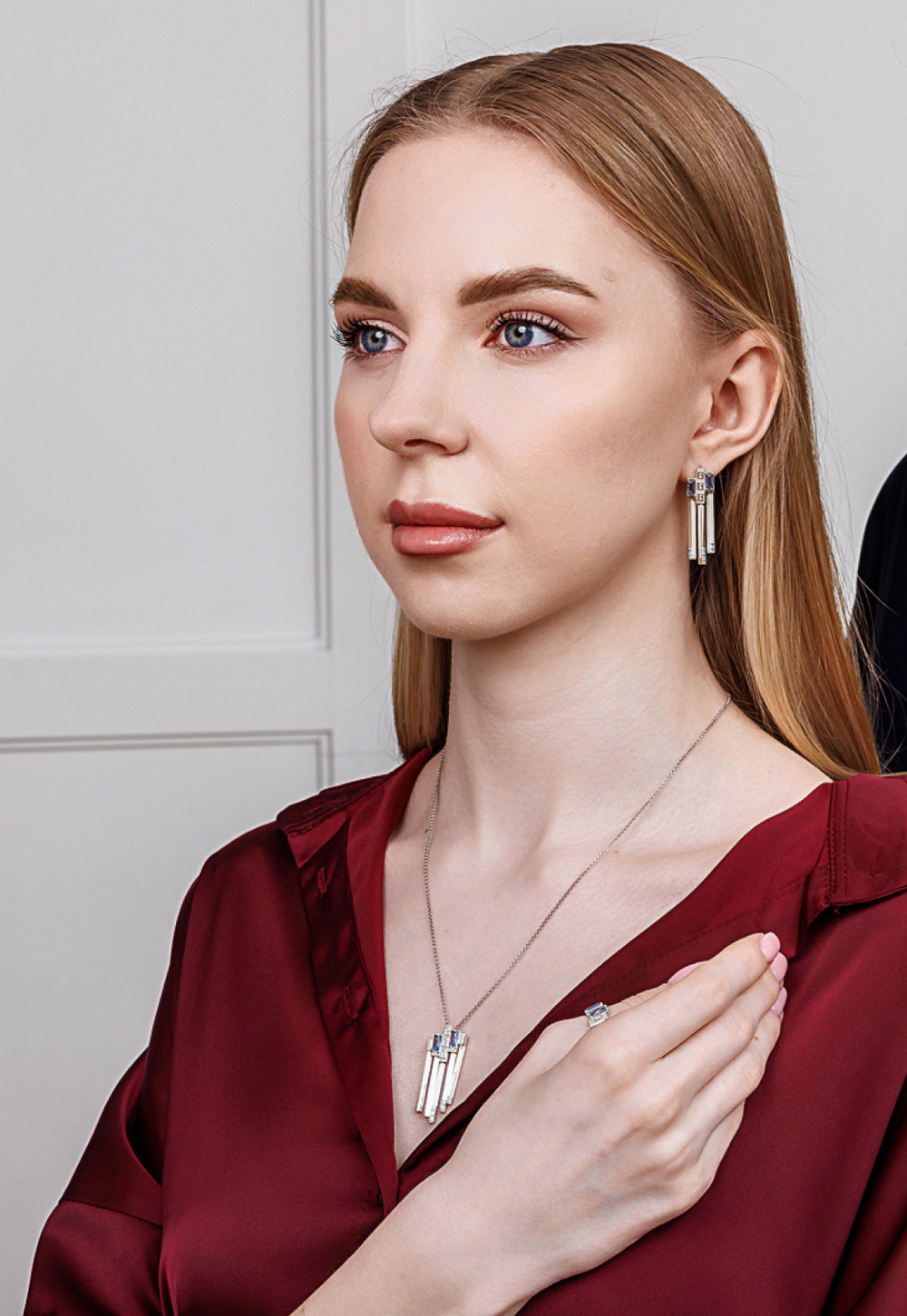 Подвес асимметричный из серебра со вставками из розово-коричневых фианитов