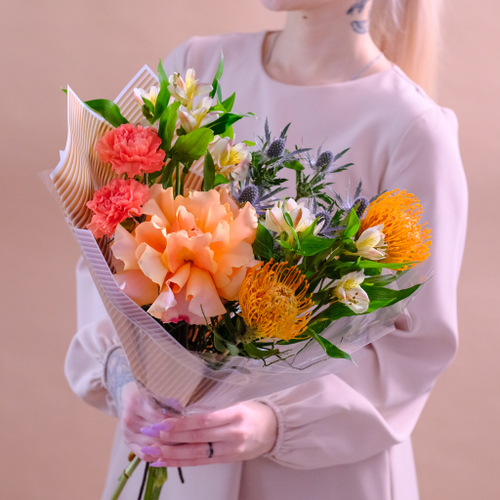 Купить Необычный букет с французской розой и экзотикой #153