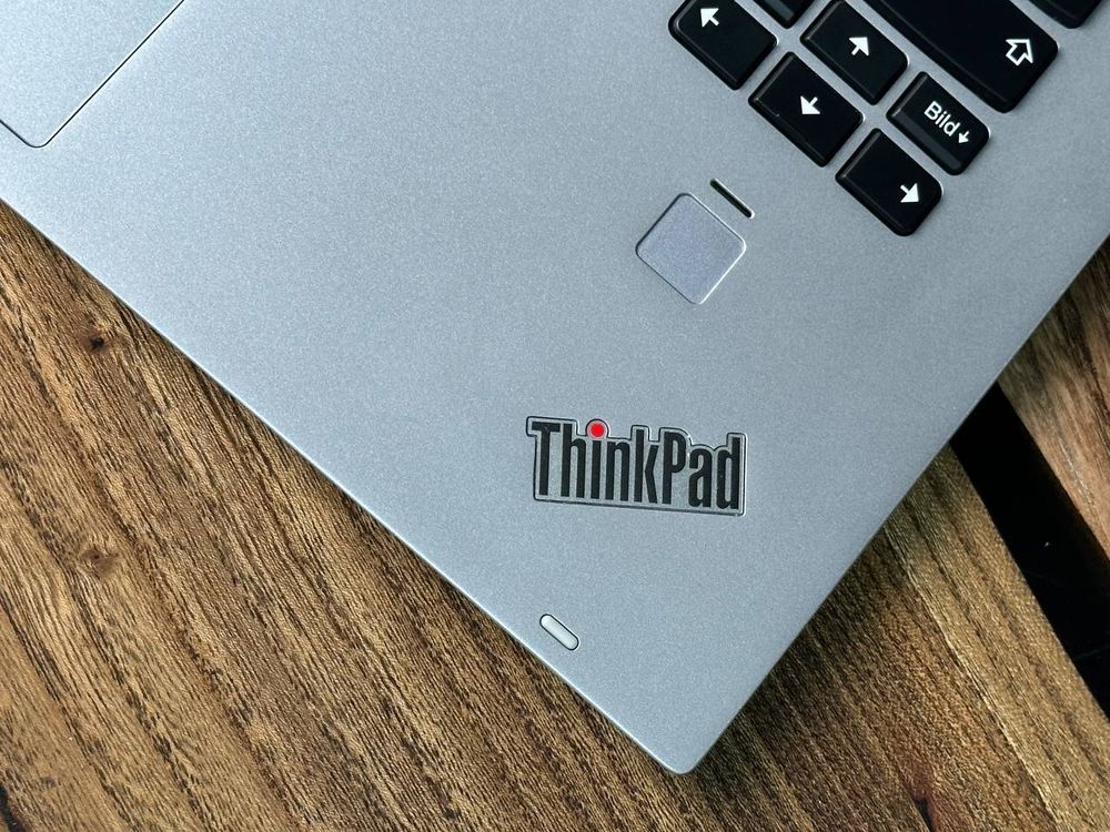 14" Ноутбук Lenovo ThinkPad Yoga X1 Gen 2 Oled Silver (2560x1440, Intel Core i7-7600U, RAM 16ГБ, SSD 512ГБ, Intel HD Graphics 620, Win 10 Pro)