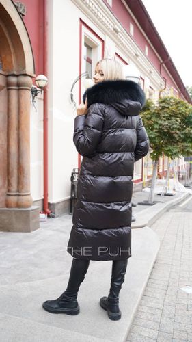 Черный длинный пуховик с декоративной молнией и меховой отделкой